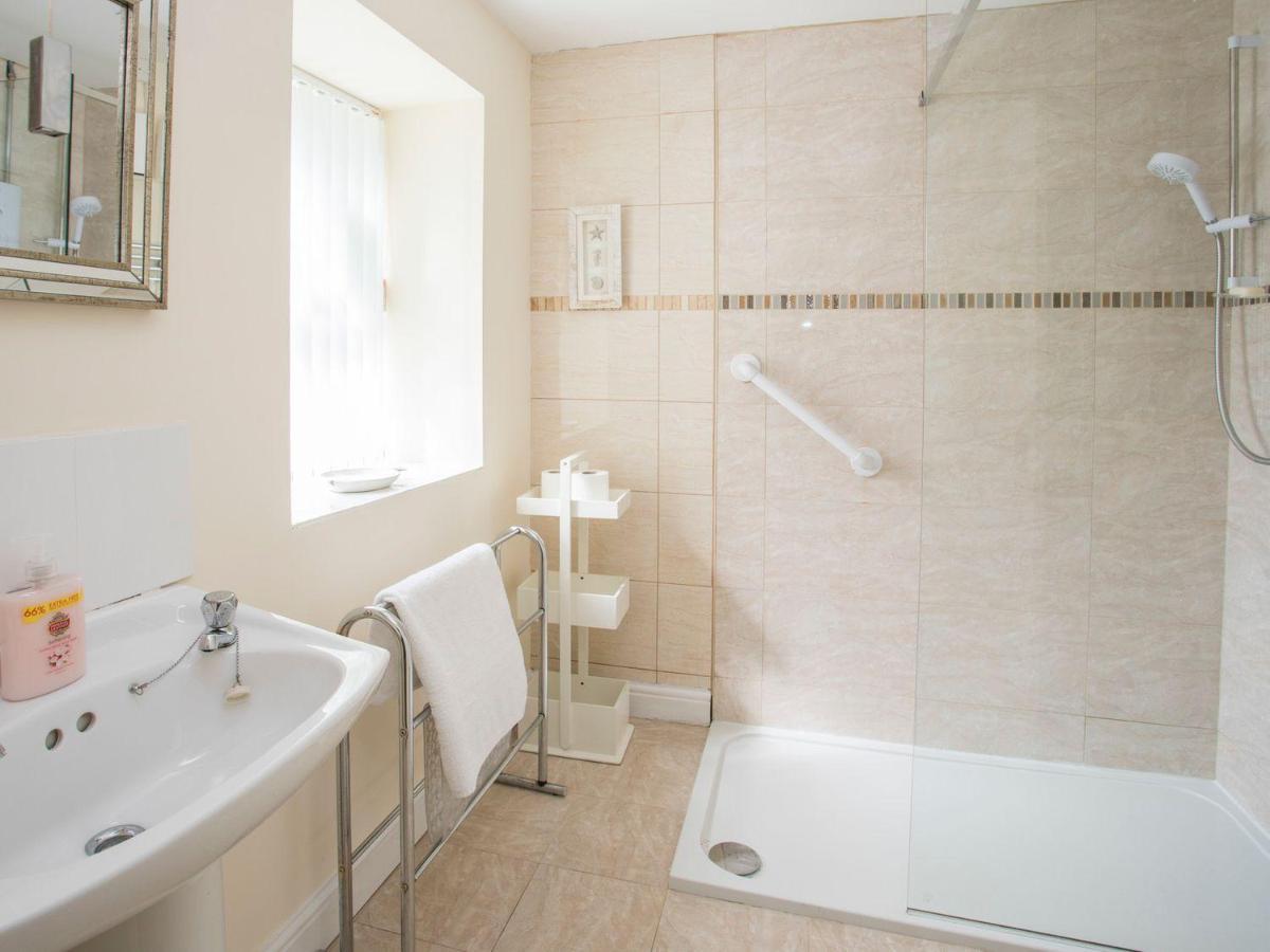 2 The Coach House Apartment Pentraeth Exterior photo