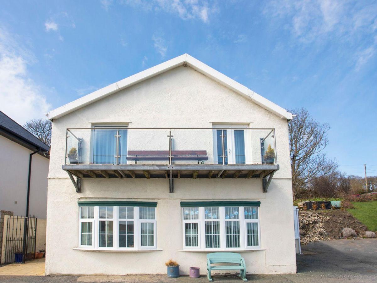 2 The Coach House Apartment Pentraeth Exterior photo