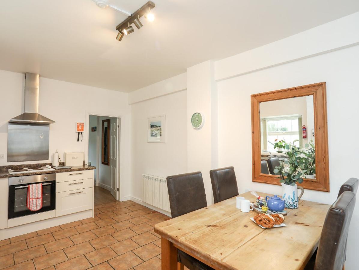 2 The Coach House Apartment Pentraeth Exterior photo